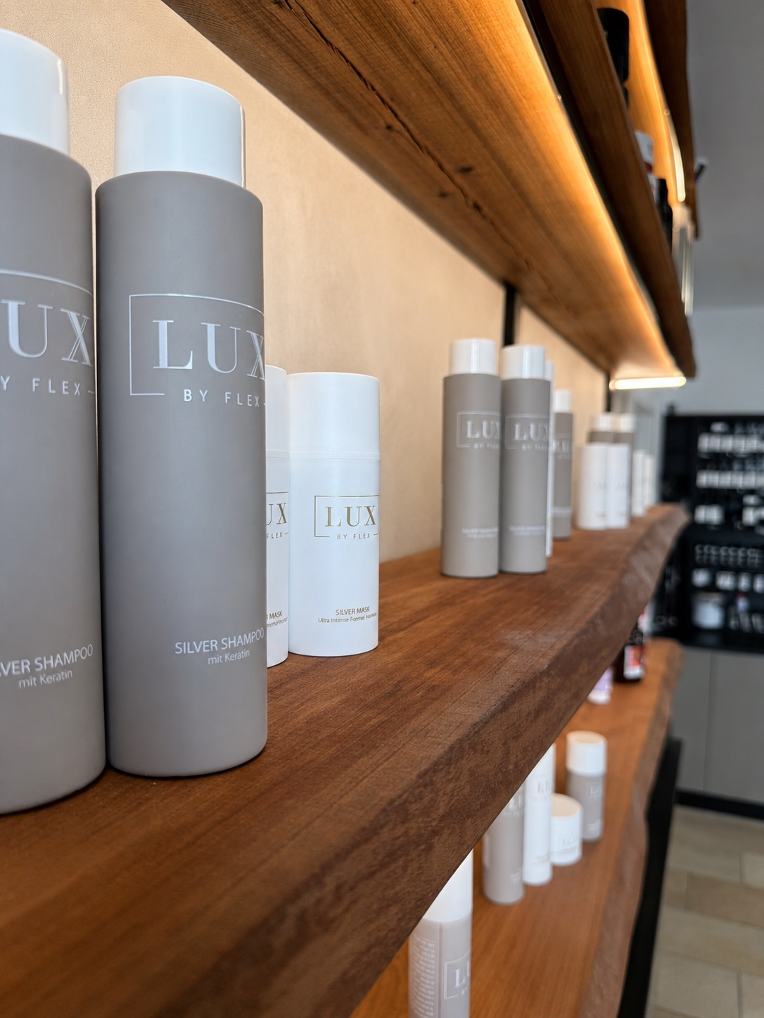 LUXX Produkte im Salonregal von Flex Hairstyle